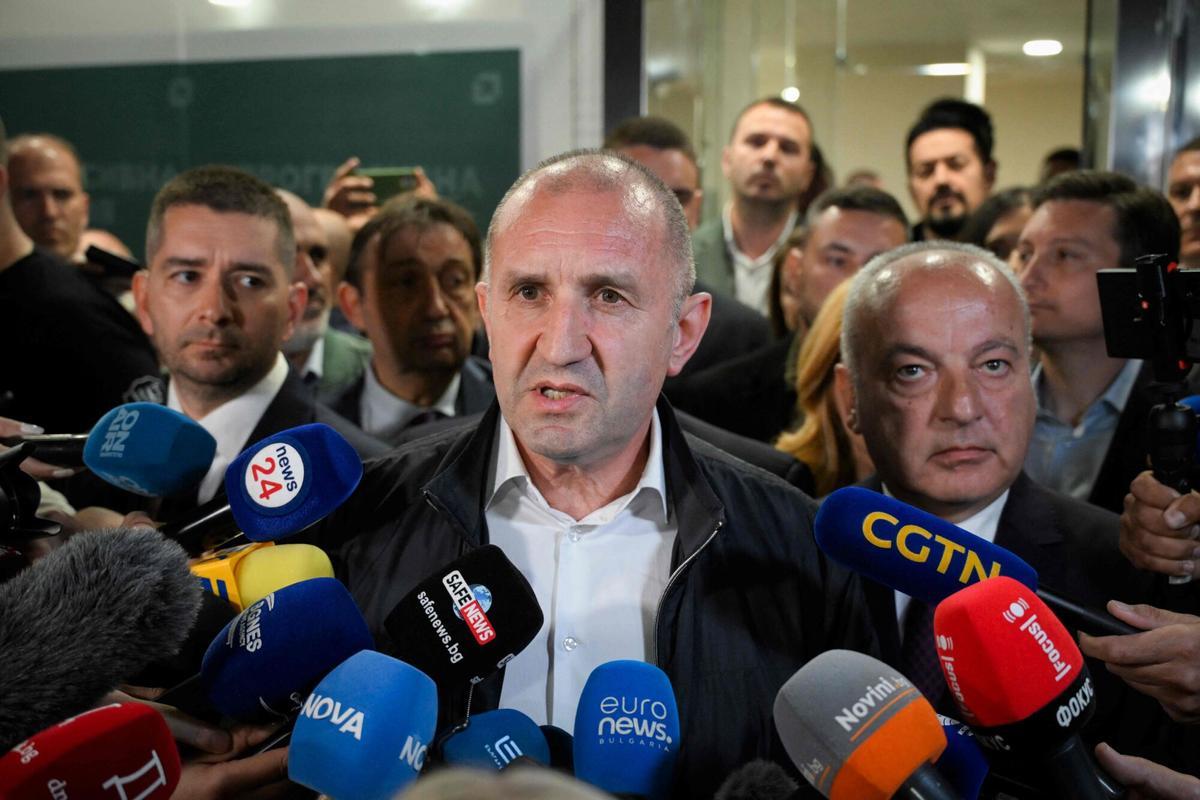 Rumen Radev comparece durante la noche electoral.