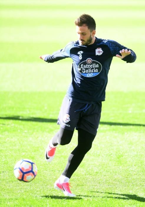 Sesión de entrenamiento en Riazor antes de disputar el trascendental encuentro ante el Granada.