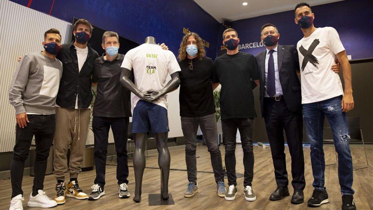 Unzué posa con los integrantes de la primera plantilla del Barça, Puyol y el presidente Bartomeu