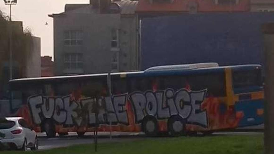 El autobús con la pintada, a la entrada de la estación de Luanco.