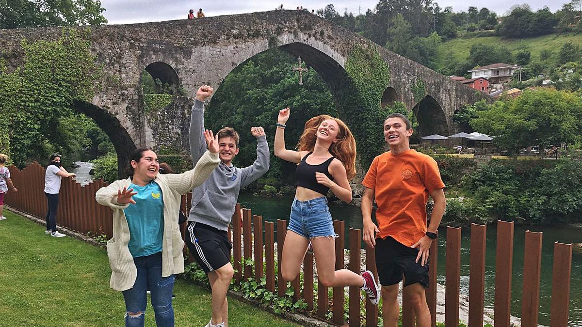 De izquierda a derecha, María Fuente, Alfredo García, Lola Fernández y Diego Soto, en Cangas.