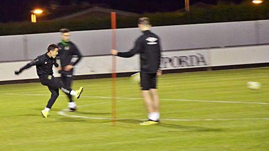 Bojan Krkic rep les instruccions del tècnic Albert Carbó.