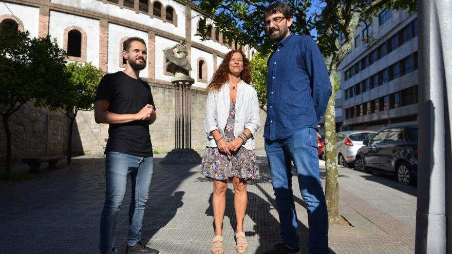 Rubén Pérez, Julia Torregrosa y Marcos Cal ante la plaza de toros de Pontevedra