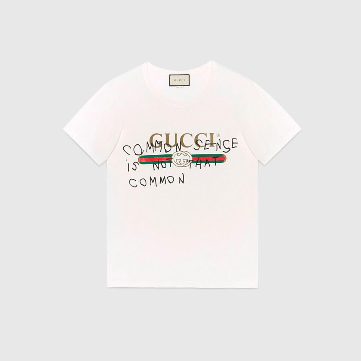 El look de Olivia Culpo: camiseta masculina de Gucci con logo