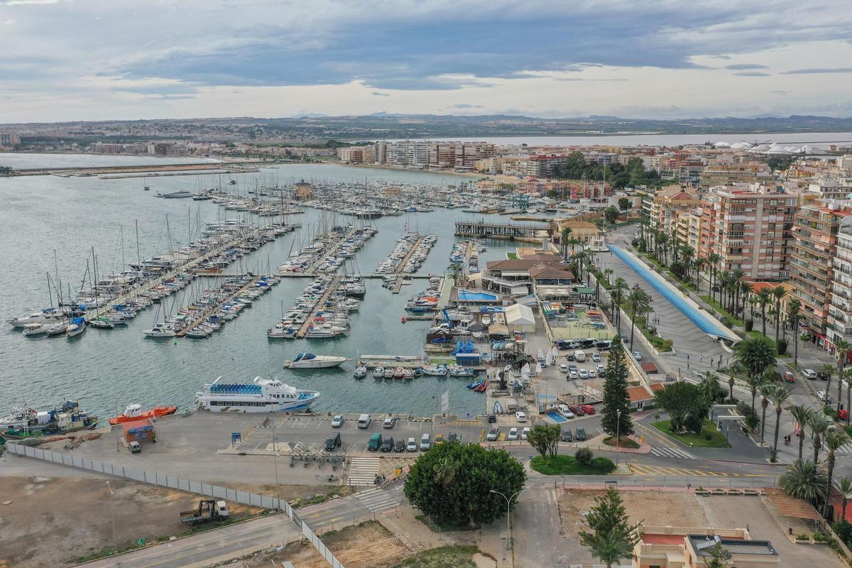 Vista del puerto y parte del casco urbano de Torrevieja, que presenta una de las tasas más bajas de titulados universitarios de la provincia.
