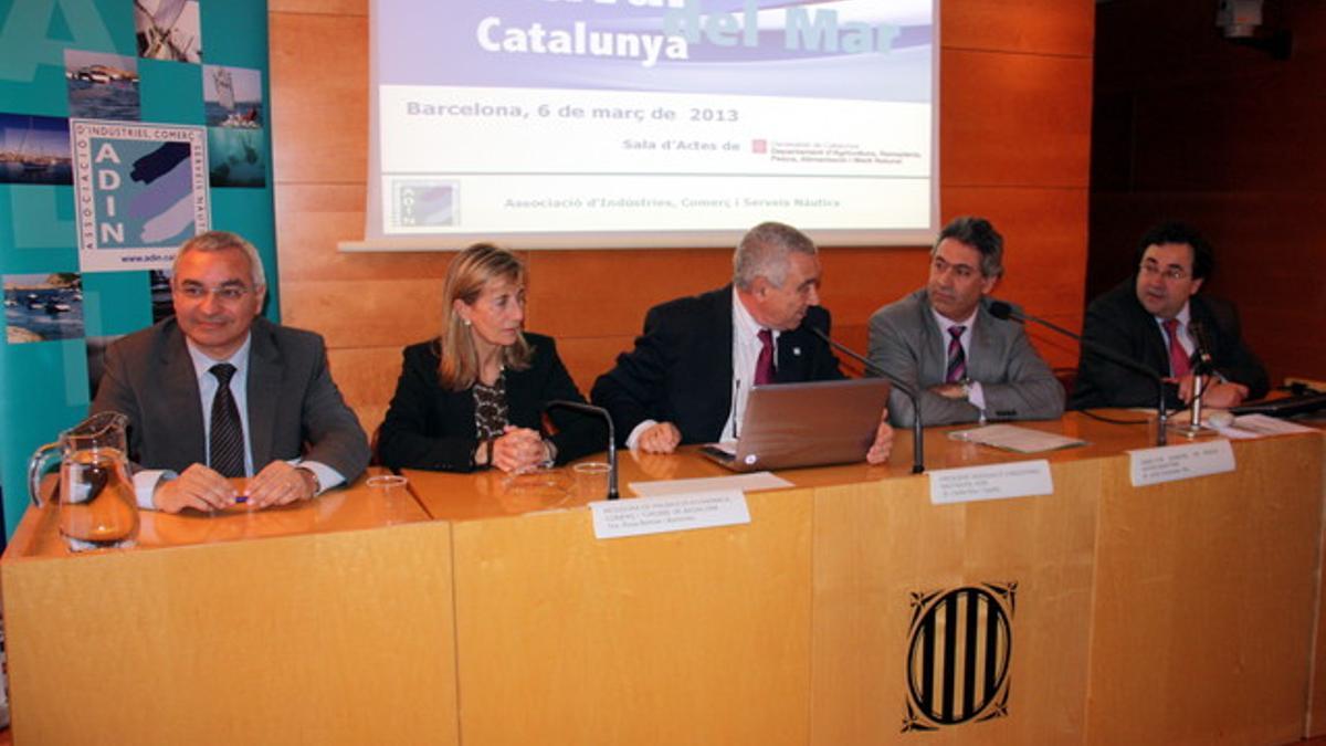 La concejal de Promoción Económica, Comercio, Consumo y Turismo del Ayuntamiento de Badalona, Rosa Bertran, segunda per la izquierda.