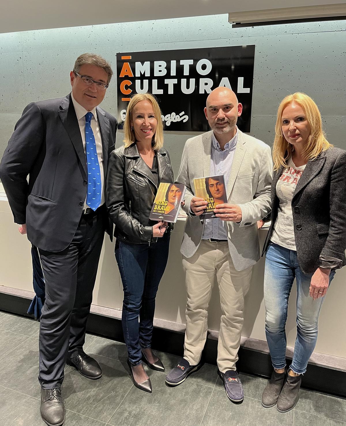 Las hijas del cantante junto al autor, Darío Ledesma, y el director de comunicación de El Corte Inglés