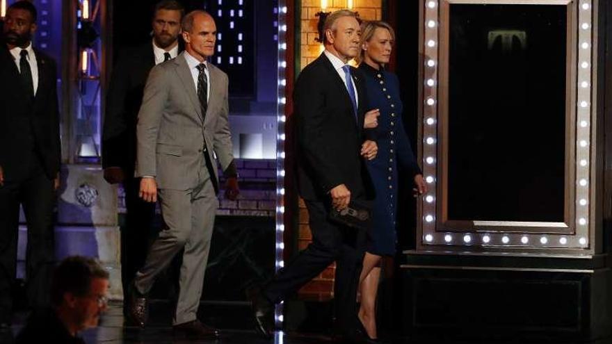 Spacey y Wright (Underwood y esposa), en la gala de los "Tony. // R
