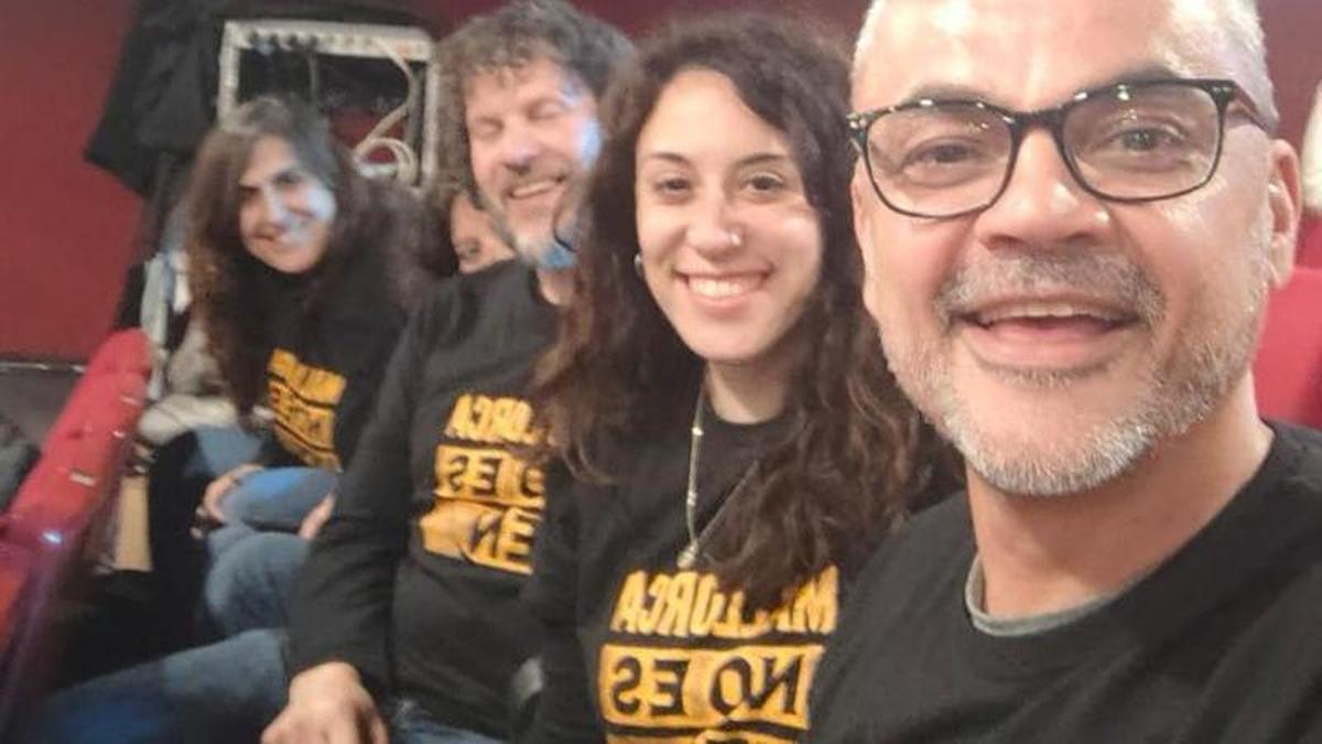 Los integrantes d ela expedición a Madrid con la camiseta de 'Mallorca no es ven'.