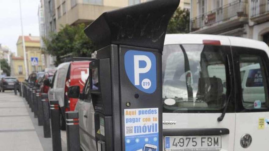 Un vigilante de la ORA pone una multa.