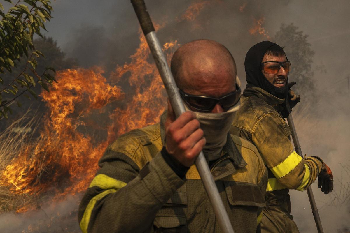 Bomberos forestales, durante el operativo de extinción del incendio forestal de Oímbra, en agosto de 2025.