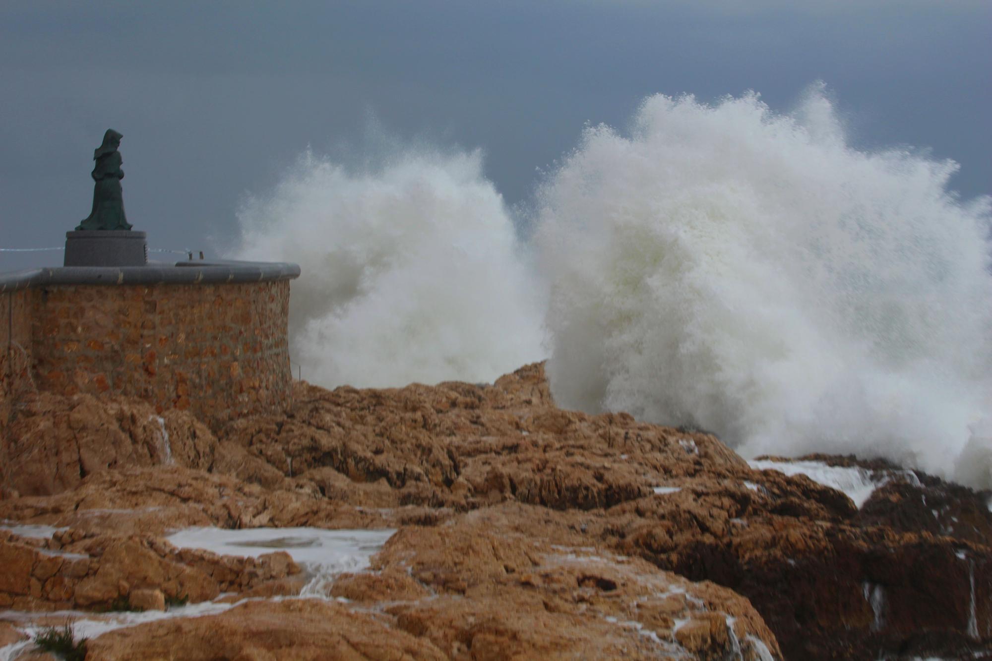 Fort onatge a la façana litoral de l'Escala