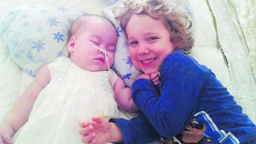 Hugo y su hermana Valentina, que fue atendida en casa por un equipo de paliativos y vivió casi un año.