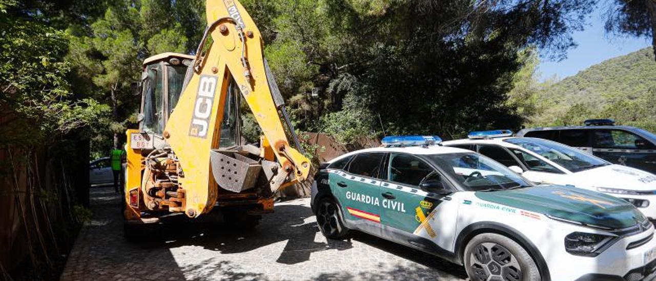 Una retroexcavadora de la empresa de derribos entra en Casa Lola, ayer al medidoía. | TONI ESCOBAR