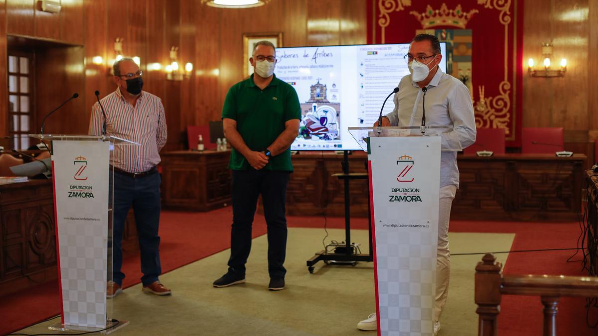 José Manuel Pilo, Jesús Prada y César Nieto presentan la feria &quot;Sabores de Arribe&quot; de Fermoselle.