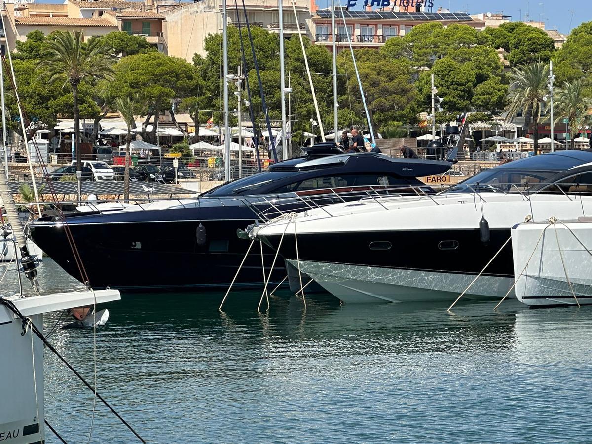 A la derecha, la lancha que supuestamente arrolló al joven en Cala Bona.