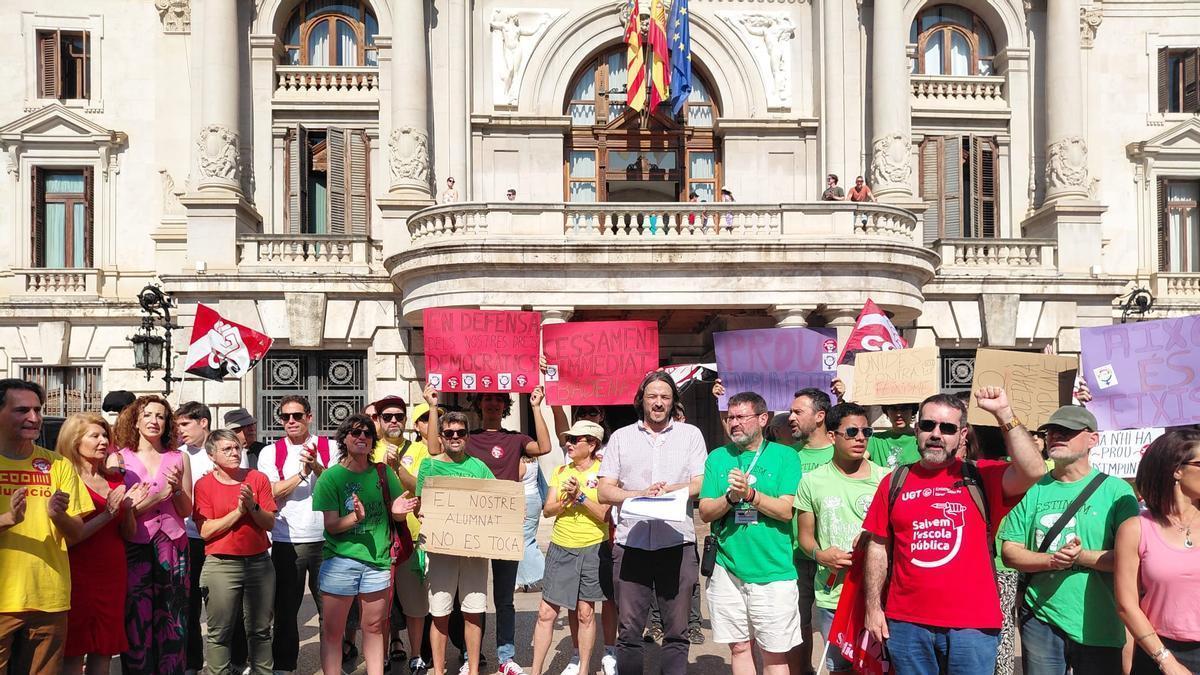 Rueda de prensa y protesta convocada por el Sindicat d'Estudiants frente al Ayuntamiento de València