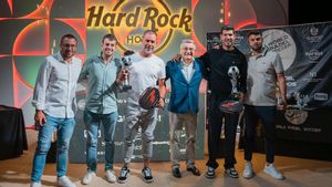 Los ganadores con sus trofeos de campeones