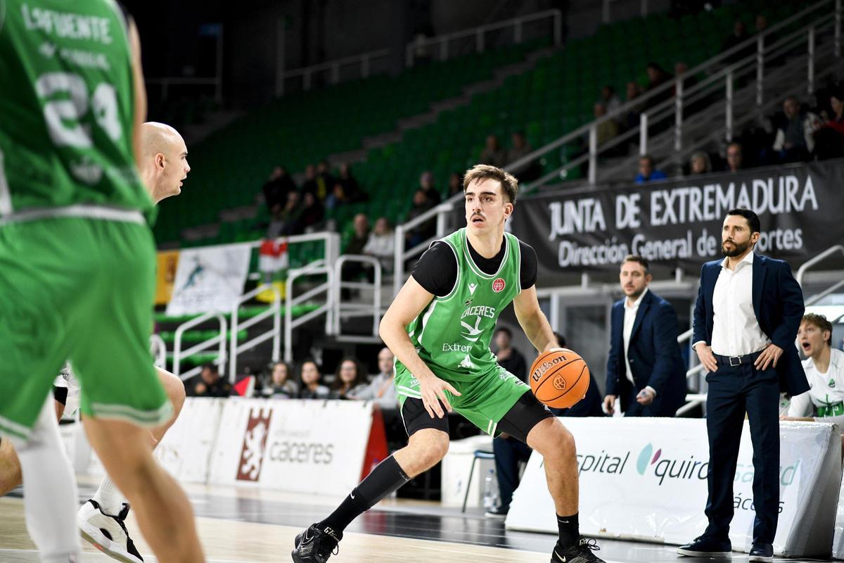 Alex Mazaira, máximo anotador del Cáceres (15 puntos).
