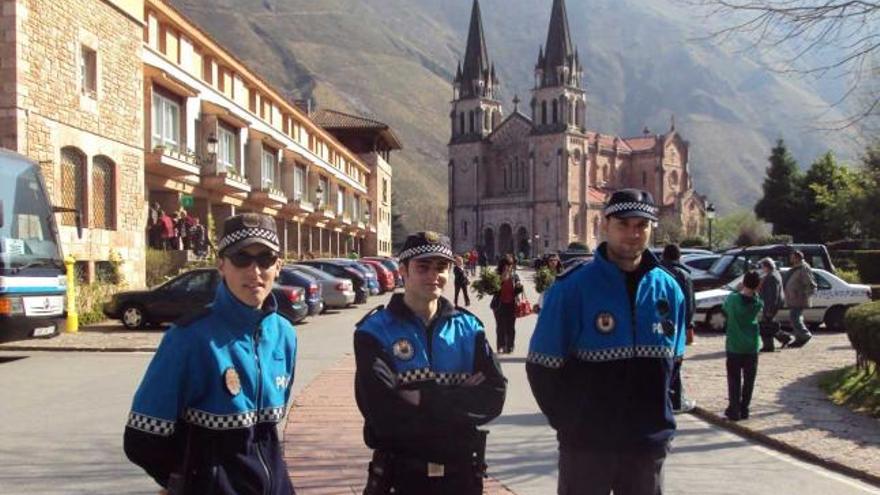 Tres agentes de la Policía Local de Cangas, el domingo, en Covadonga.