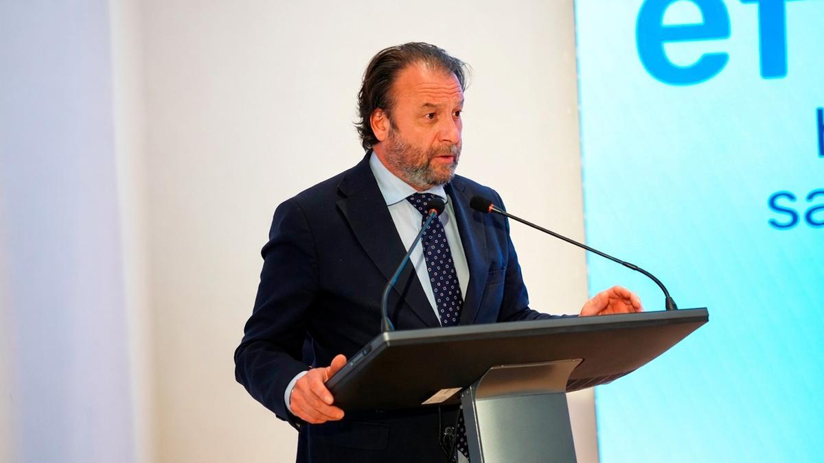 Daniel García-Ibarrola, delegado de Sostenibilidad y Medio Ambiente y presidente de Emacsa en una presentación.