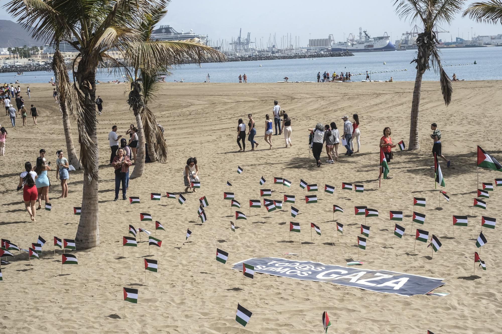 500 banderas por Palestina en la playa de Las Alcaravaneras.