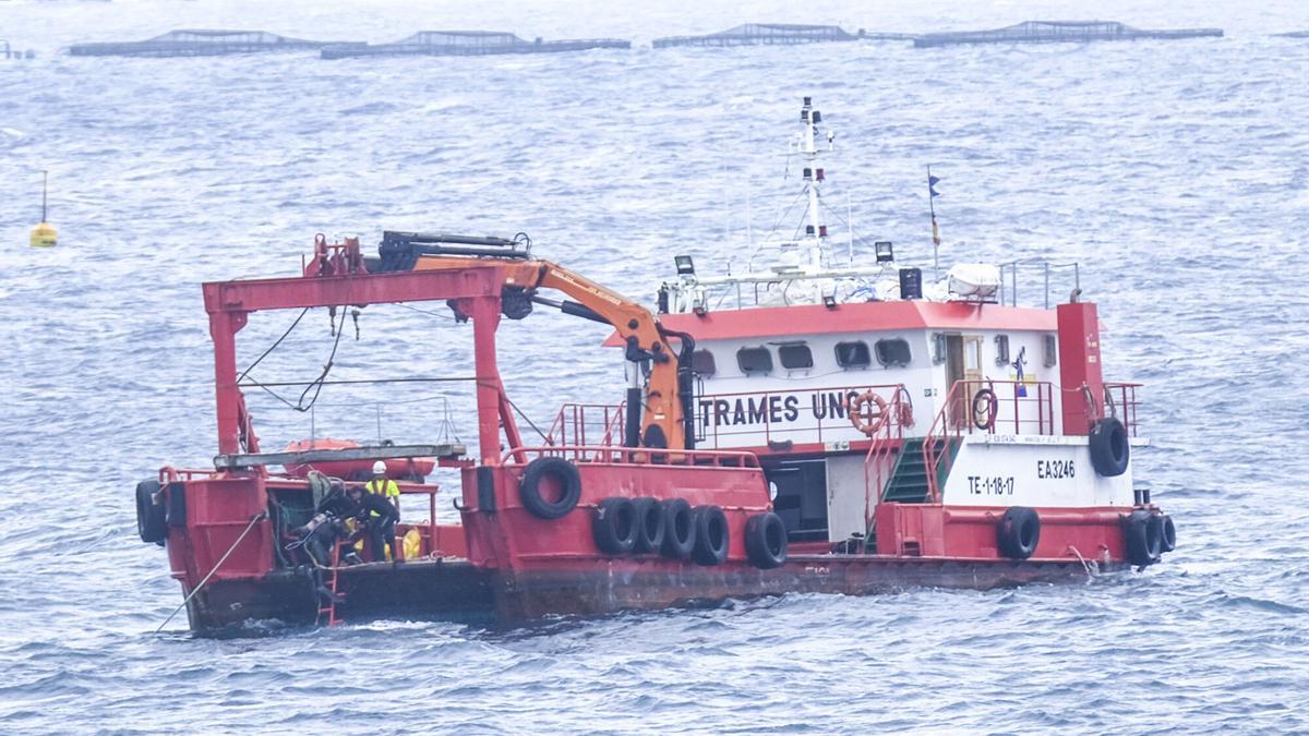 Suspendida por el oleaje la operación para extraer el coche arrastrado al mar en Salinetas