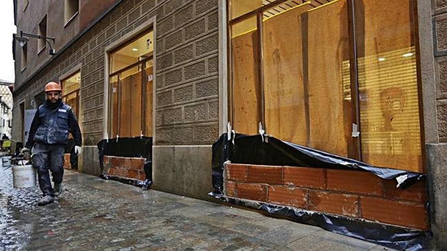 Girona. Els comerços es protegeixen  per possibles inundacions