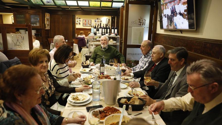 Lleno en los restaurantes de Oviedo para saborear el Antroxu: &quot;Es una tradición que a la gente le encanta&quot;