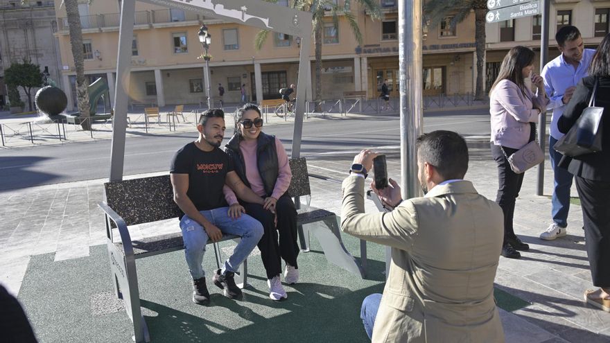 Otra vida para el calzado en Elche: un banco hecho con 300 pares de zapatos reciclados