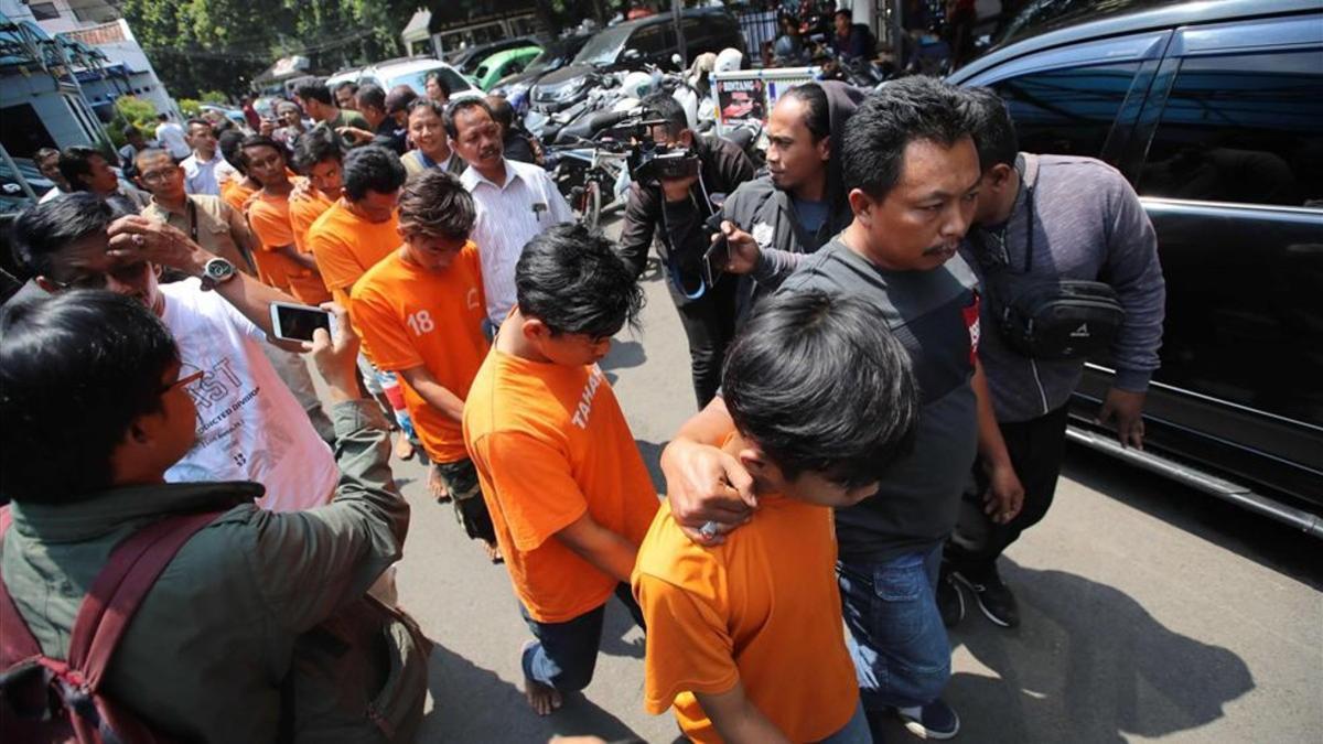 La policia indonesia escolta a los sospechosos del asesinato