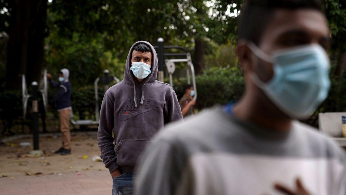 Menores migrantes en un parque de Ceuta