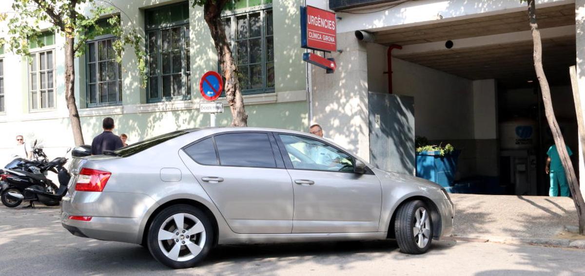 Un dels vehicles policials amb el que han traslladat Dolors Bassa a la clínica de Girona.