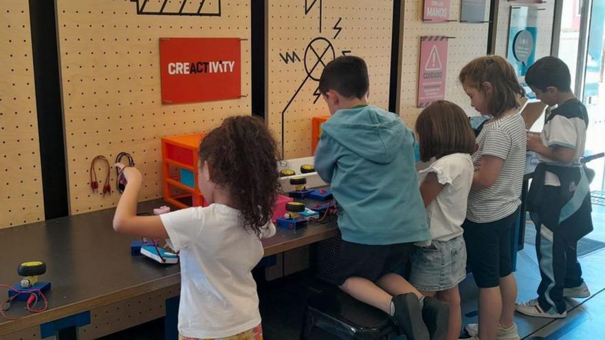 La Fundación La Caixa pone la creatividad en manos de niños y mayores | C. T.