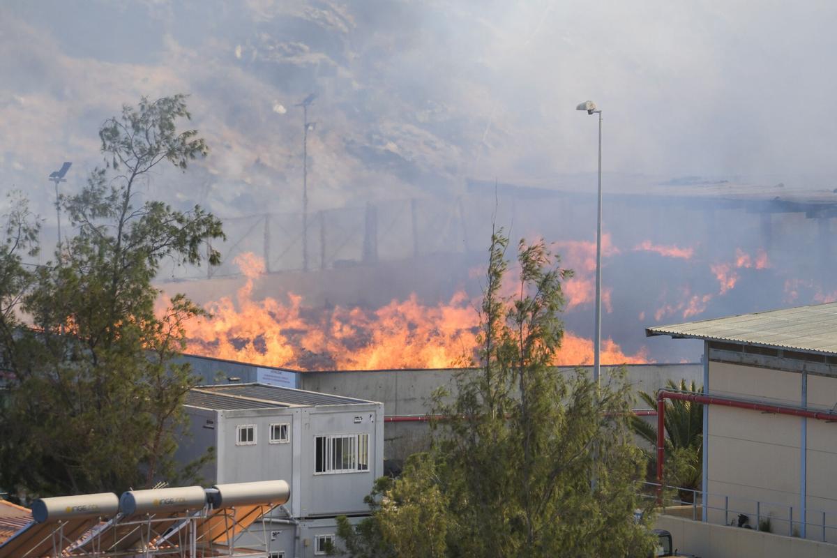 Incendio en el vertedero de Juan Grande, San Bartolomé de Tirajana