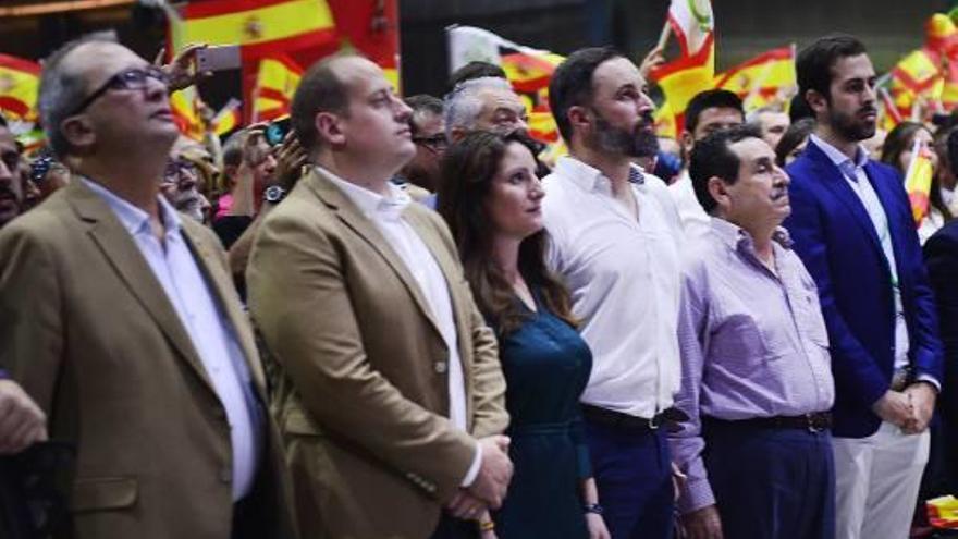 Santiago Abascal, flanqueado por Ana Vega y Manuel Mestre en un reciente mitin en IFA. | MATÍAS SEGARRA