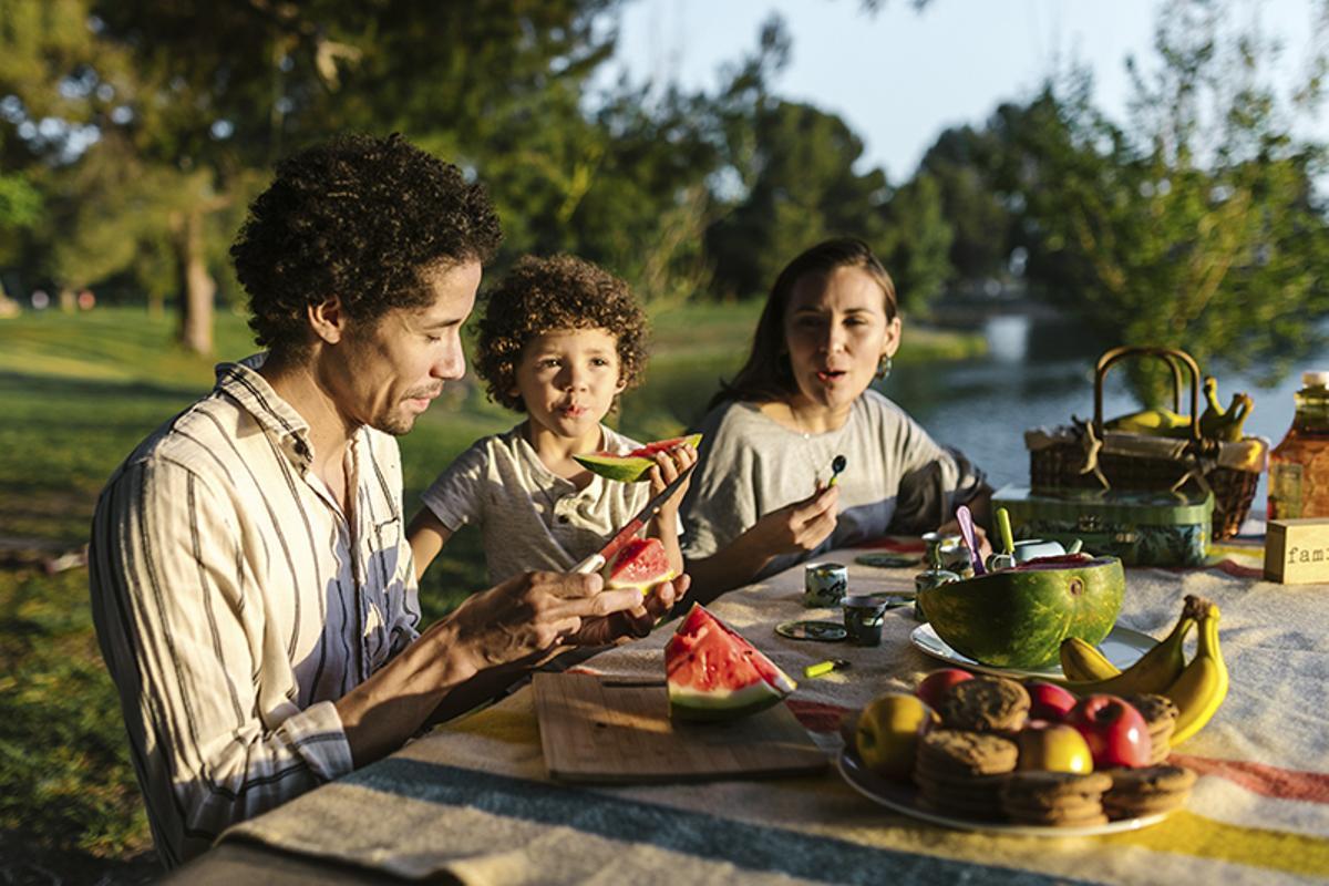 Una família menjant fruita