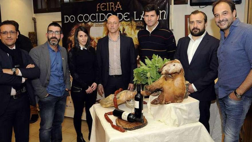 Roberto Vilar (dcha.) posa ayer en Lalín junto a autoridades locales y patrocinadores de la Feira do Cocido. // Bernabé/Javier Lalín