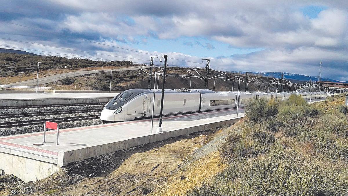 El tren Avril de Talgo, parado en la estación de Alta Velocidad de Otero de Sanabria. | Asociación Ferroviaria Zamorana