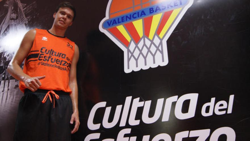 Emil Savic posa con el escudo del Valencia Basket.