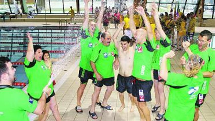 El equipo master celebra su triunfo del año pasado en la Liga Norte.