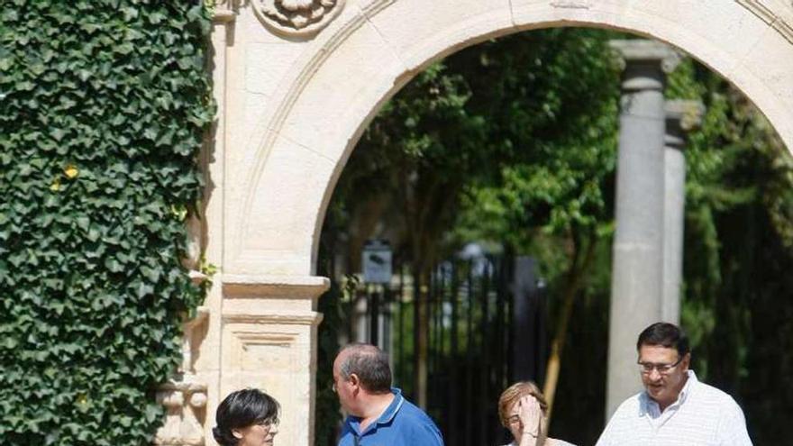 Un grupo de personas en los jardines del Castillo.