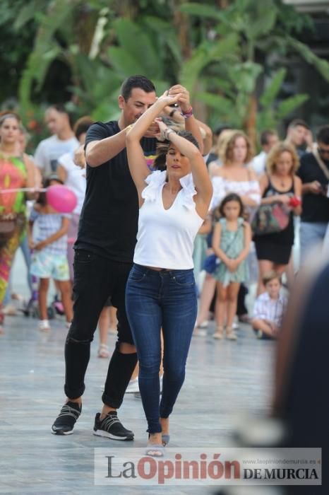 Los bailes latinos salen a la calle en Murcia