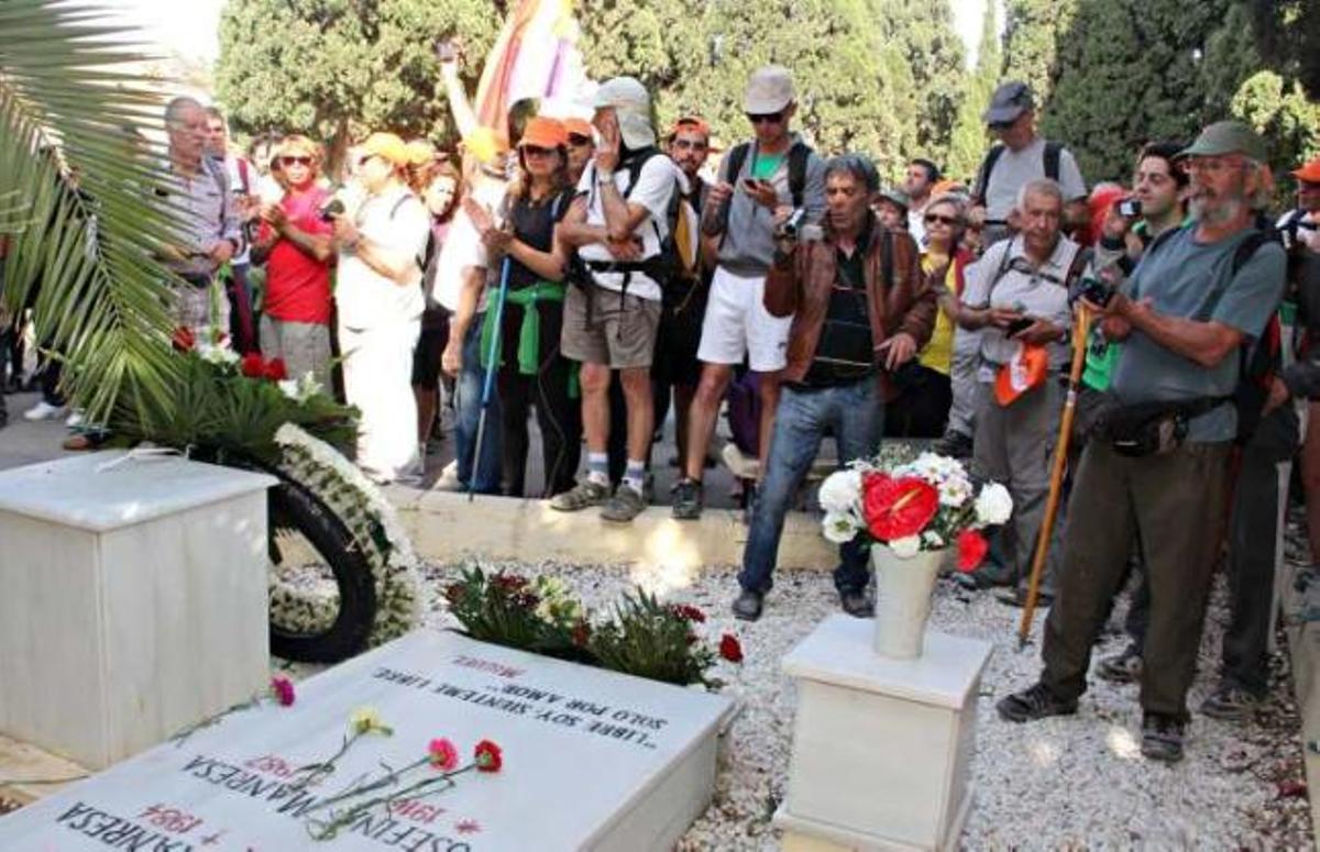 A la izquierda, acto con el que se clausuraba "La senda del poeta" en la tumba de Miguel Hernández, y a la derecha un momento de la marcha por El Rebolledo.