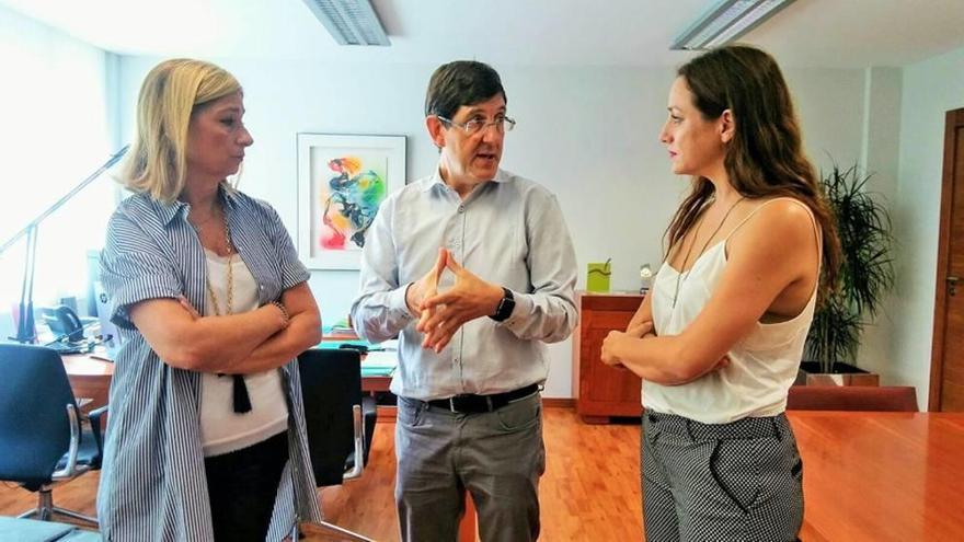 El consejero de Salud con la pta de la Asociación &#039;Todo Corazón&#039;.