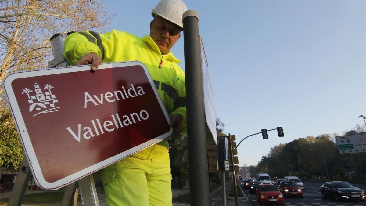 Cambio de rótulo en la avenida.