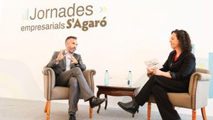 Seri Fuster, CEO de Codorníu, junto a Natalia Río, jefa de economía de EL PERIÓDICO