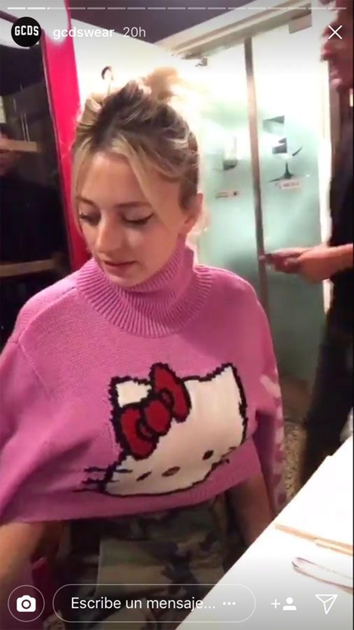 Caroline Vreeland con sudadera de Hello Kitty