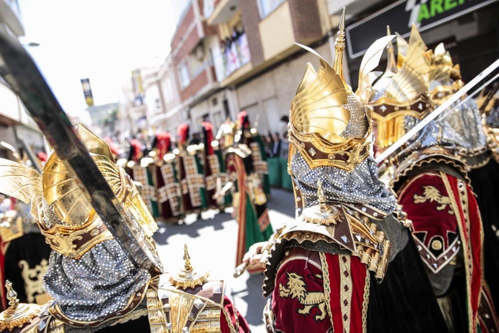 La comparsa Labradores presenta un boato muy participativo y primaveral, y con la interpretación del pasodoble Sueños Festeros logró emocionar al numeroso público