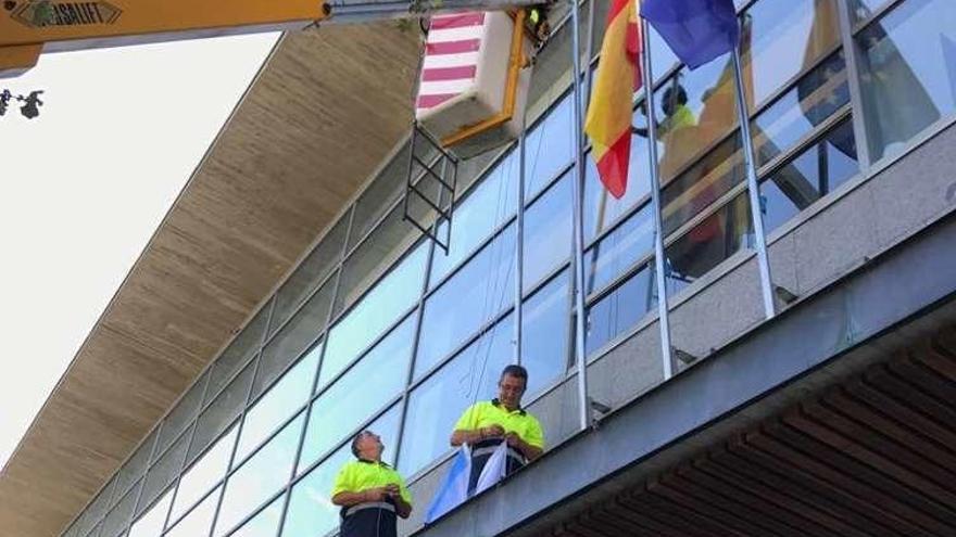 Cambio de banderas institucionales en el Consistorio. // S. Álvarez